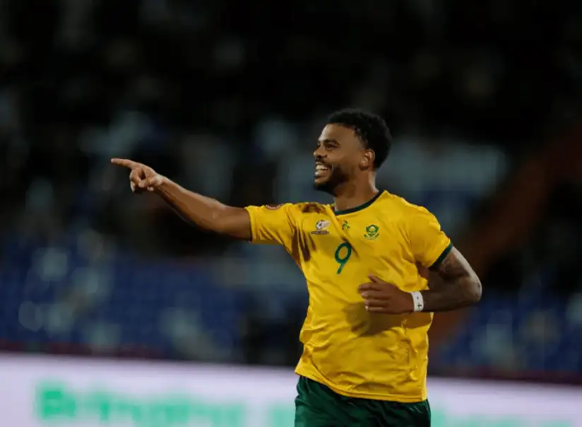 南非國家隊前鋒 Lyle Foster 在國際賽中進球後指向慶祝的比賽畫面