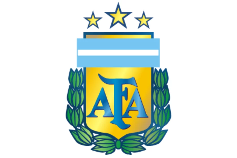 阿根廷國家足球隊隊徽，藍白條紋呼應國旗，三顆星代表1978、1986、2022三次世界盃冠軍