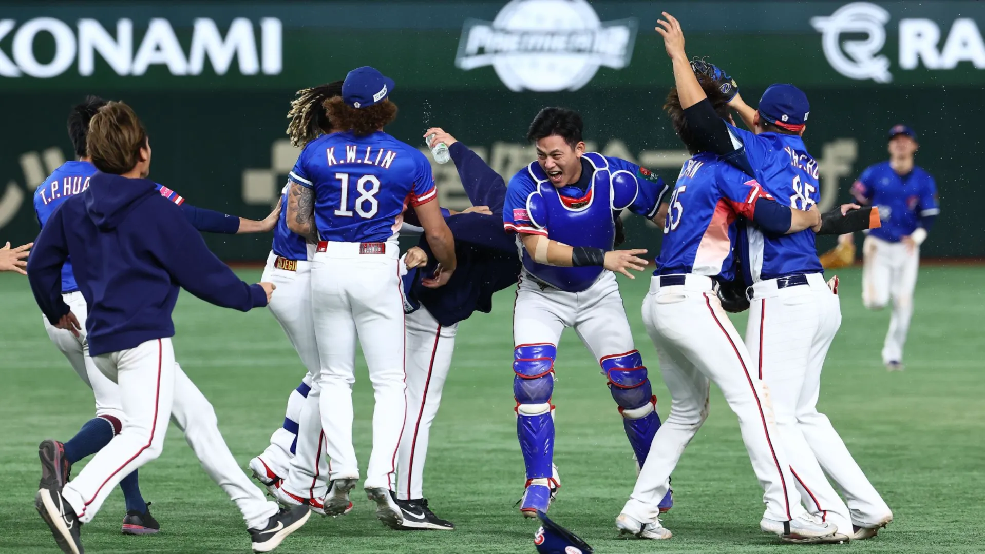 中華隊爆冷擊敗日本勇奪棒球12強賽冠軍,勝利瞬間全隊衝上場慶祝,球員們在場上興奮擁抱。