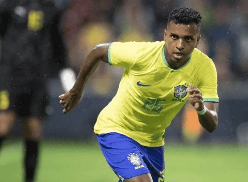 巴西前鋒羅德里戈於比賽中帶球推進畫面