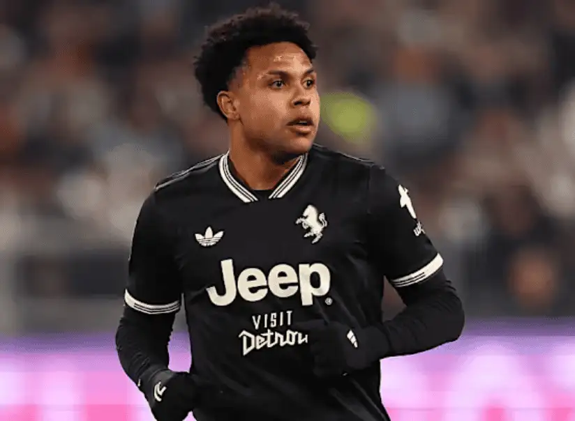 效力尤文圖斯的美國中場 Weston McKennie,在俱樂部比賽中積極跑動的畫面