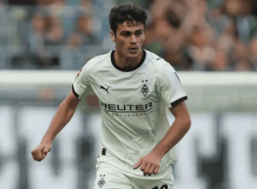 效力門興格拉德巴赫的美國進攻中場 Gio Reyna,在德甲比賽中持球推進的畫面