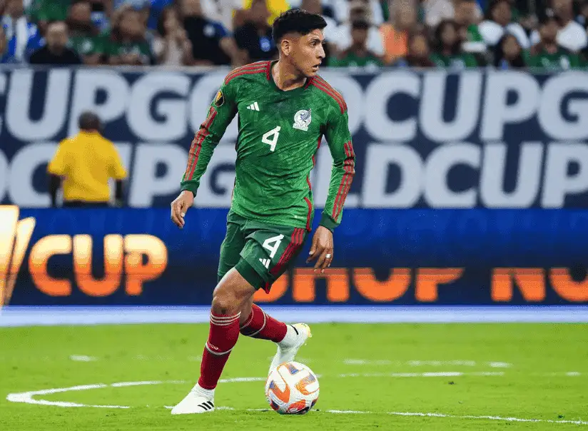 墨西哥隊長 Edson Álvarez，為 2026 世界盃備戰前的國家隊比賽畫面