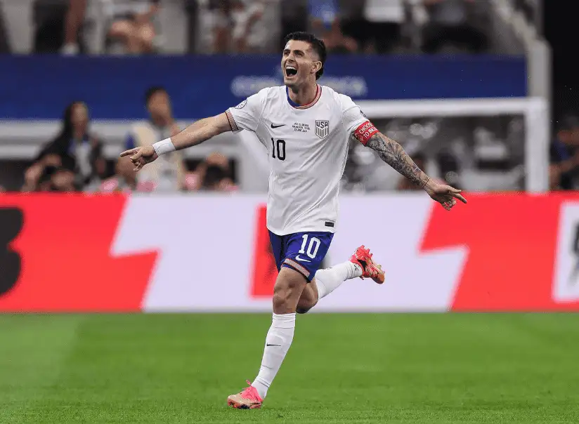 美國國家隊隊長 Christian Pulisic 在國際賽進球後張開雙臂慶祝的畫面