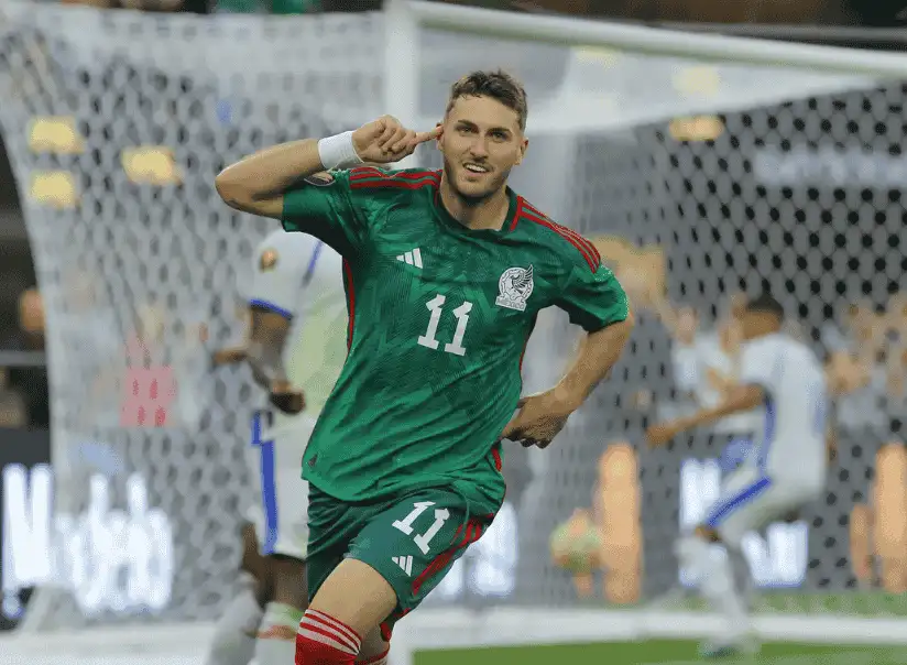 墨西哥國家隊前鋒 Santiago Giménez 在國際賽進球後的慶祝畫面