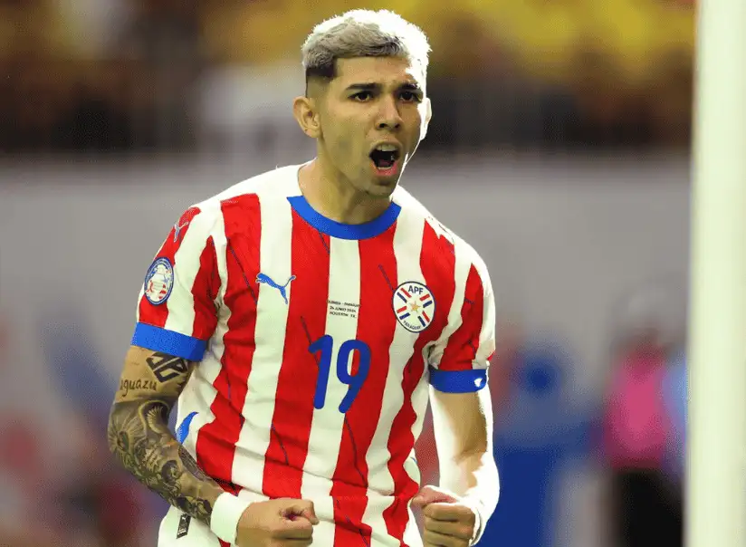 巴拉圭國家隊新星 Julio Enciso,在國際賽中為球隊奮戰並展現進攻氣勢的畫面