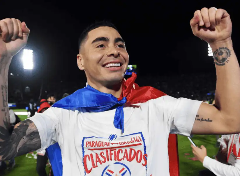 巴拉圭國家隊核心 Miguel Almirón,在國際賽後披著國旗慶祝勝利的畫面