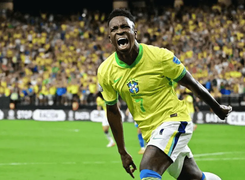 巴西前鋒維尼修斯·儒尼奧身穿國家隊球衣比賽畫面